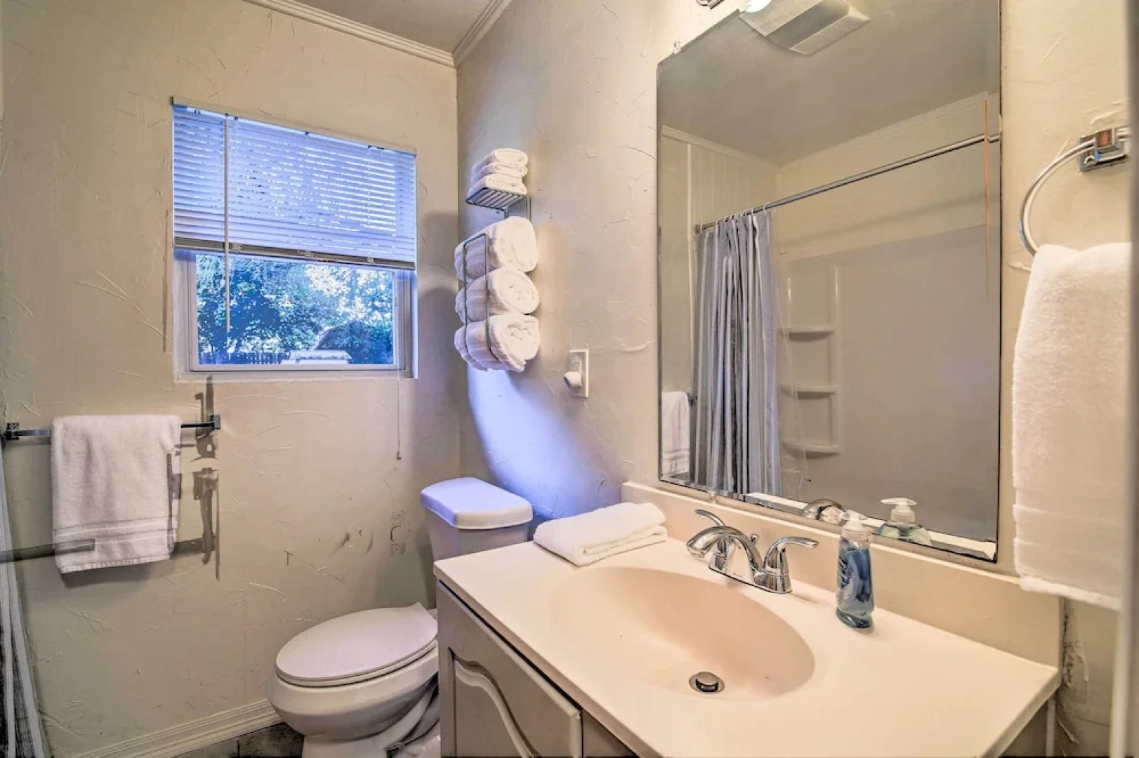 Utopia Family Home, 2 Blocks to Utopia Park!