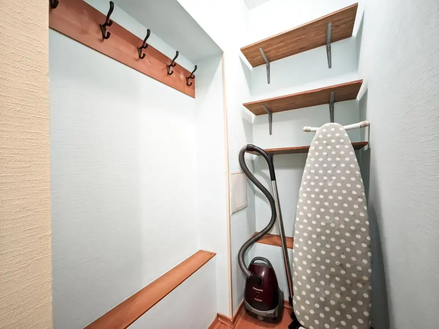 Диван и Чемодан на ул. Семьи Шамшиных, 18