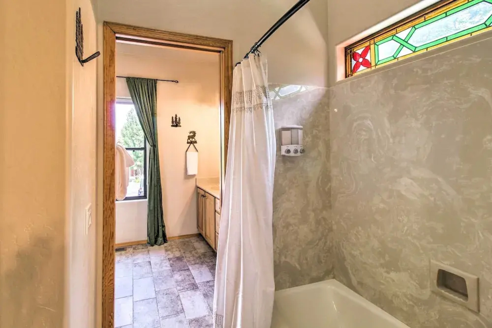 Hot Tub & Game Room: All-season Pinetop Cabin