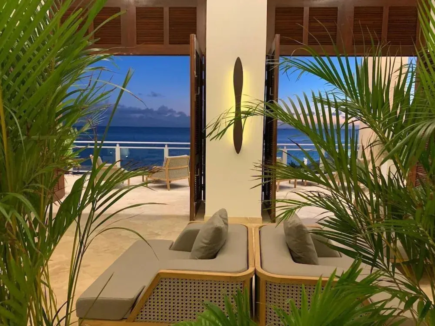 *The CLIFF_ BEACHFRONT and LUXURY MODERN UNIT* C2