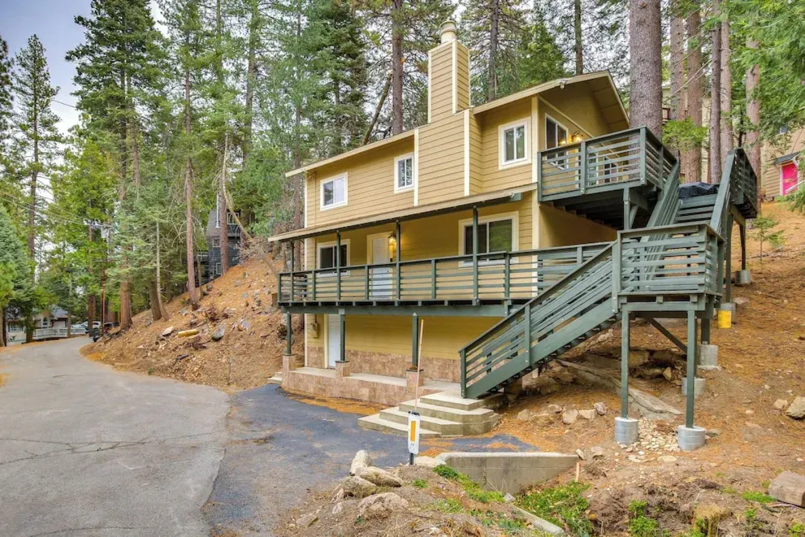 4 Mi to Lake Arrowhead: Cabin w/ Grill & Deck!