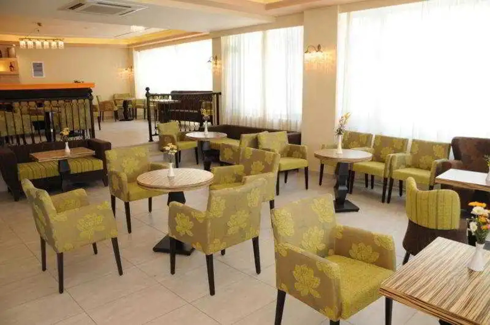 Regina Studios & Hotel