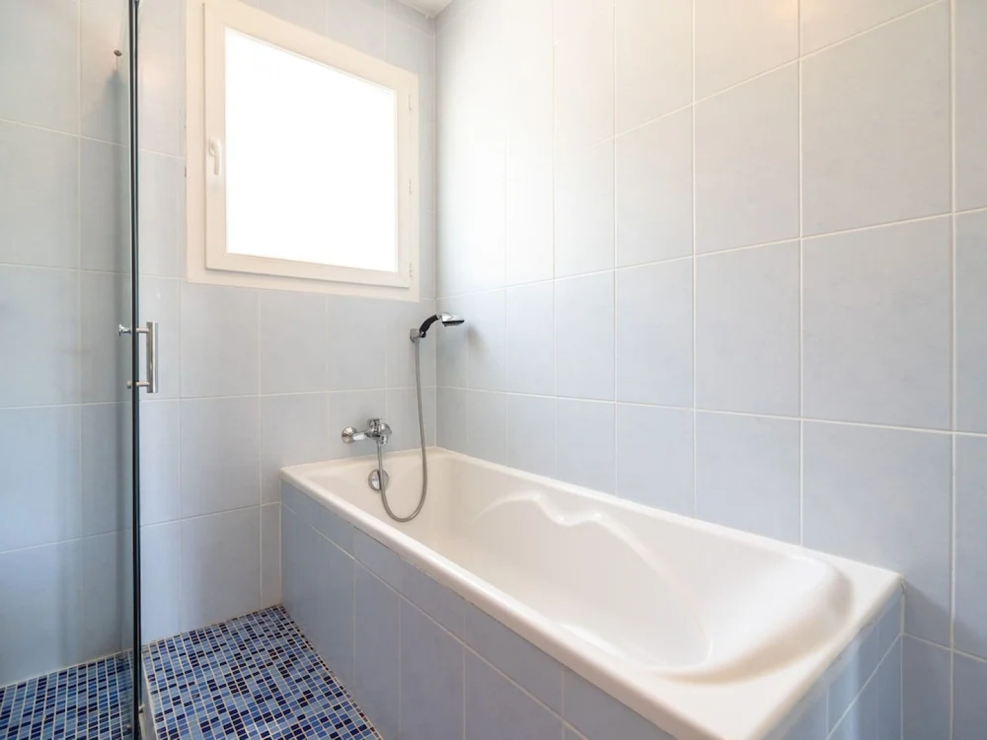 Holiday Villa With Aircon, Jacuzzi, Private Swimming Pool, Playground and More