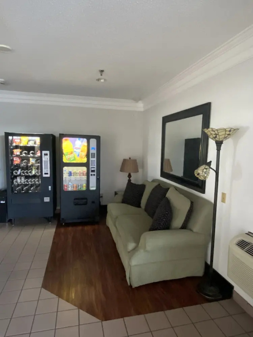 Super 8 Motel - Metropolis