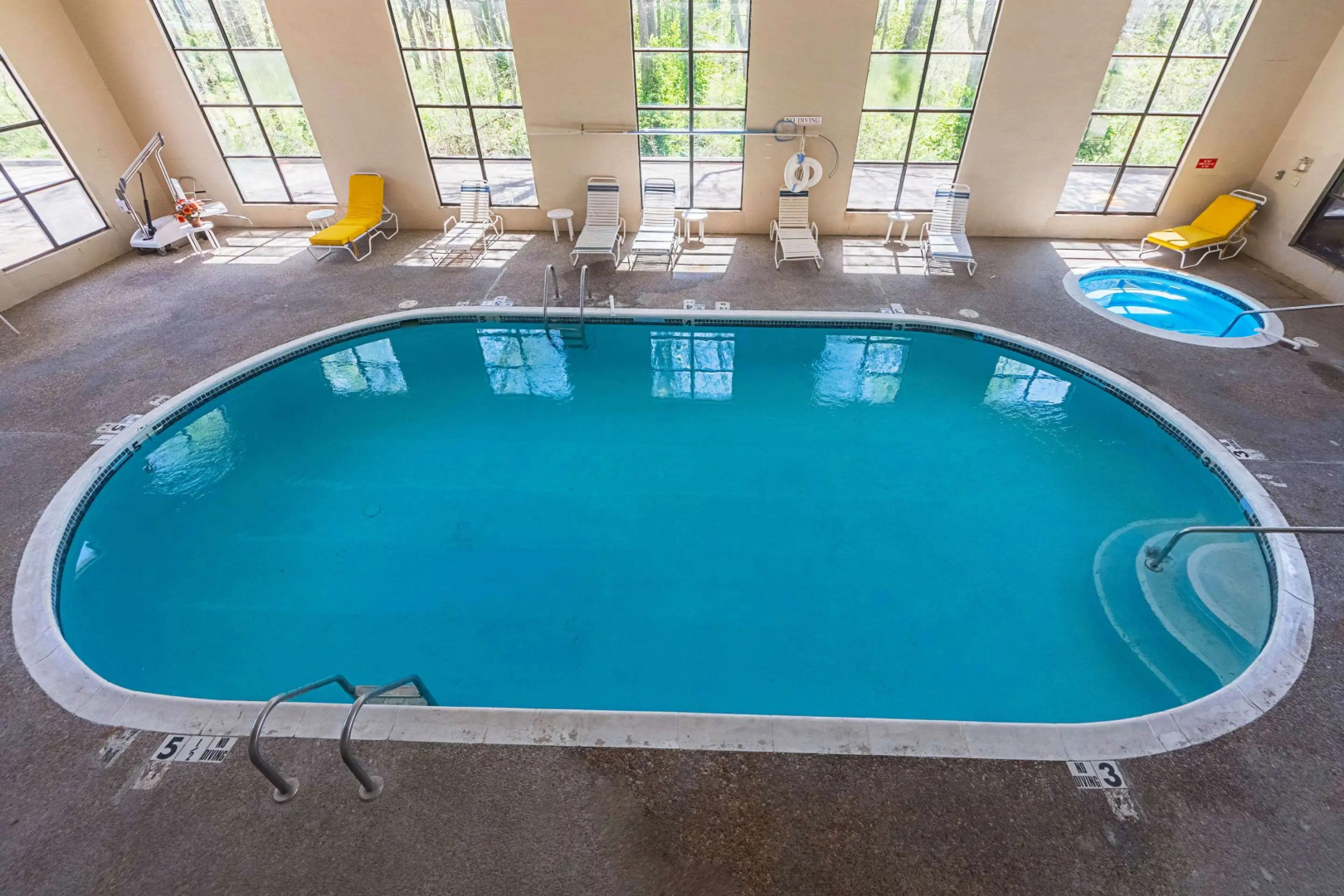 Econo Lodge Inn & Suites