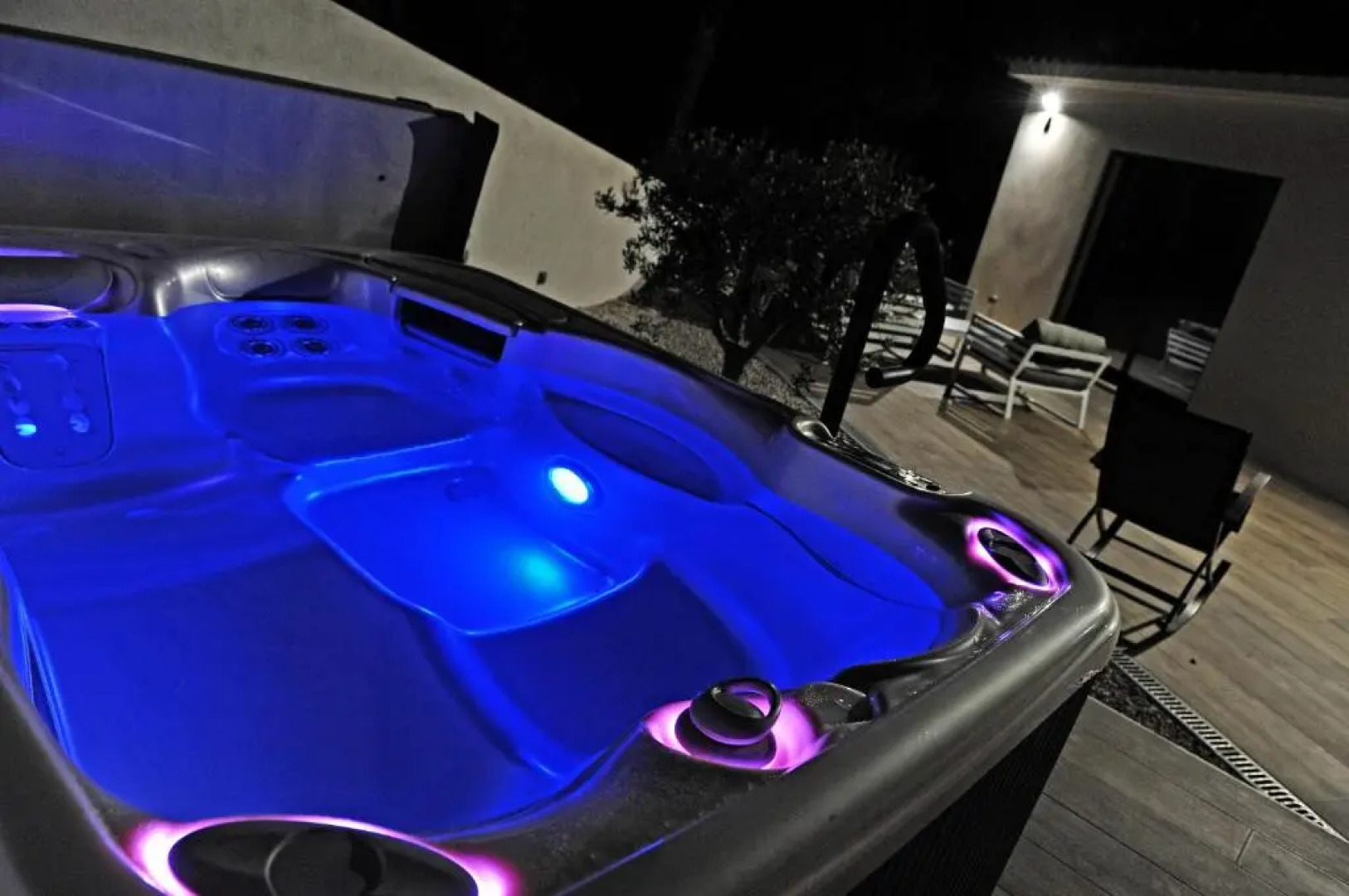 Villa-jacuzzi-1chb-jardin-10minsAixEnPce-QuartierChic