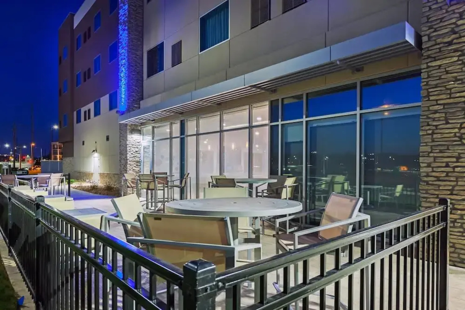 Holiday Inn Express & Suites Lenexa Overland Park Area