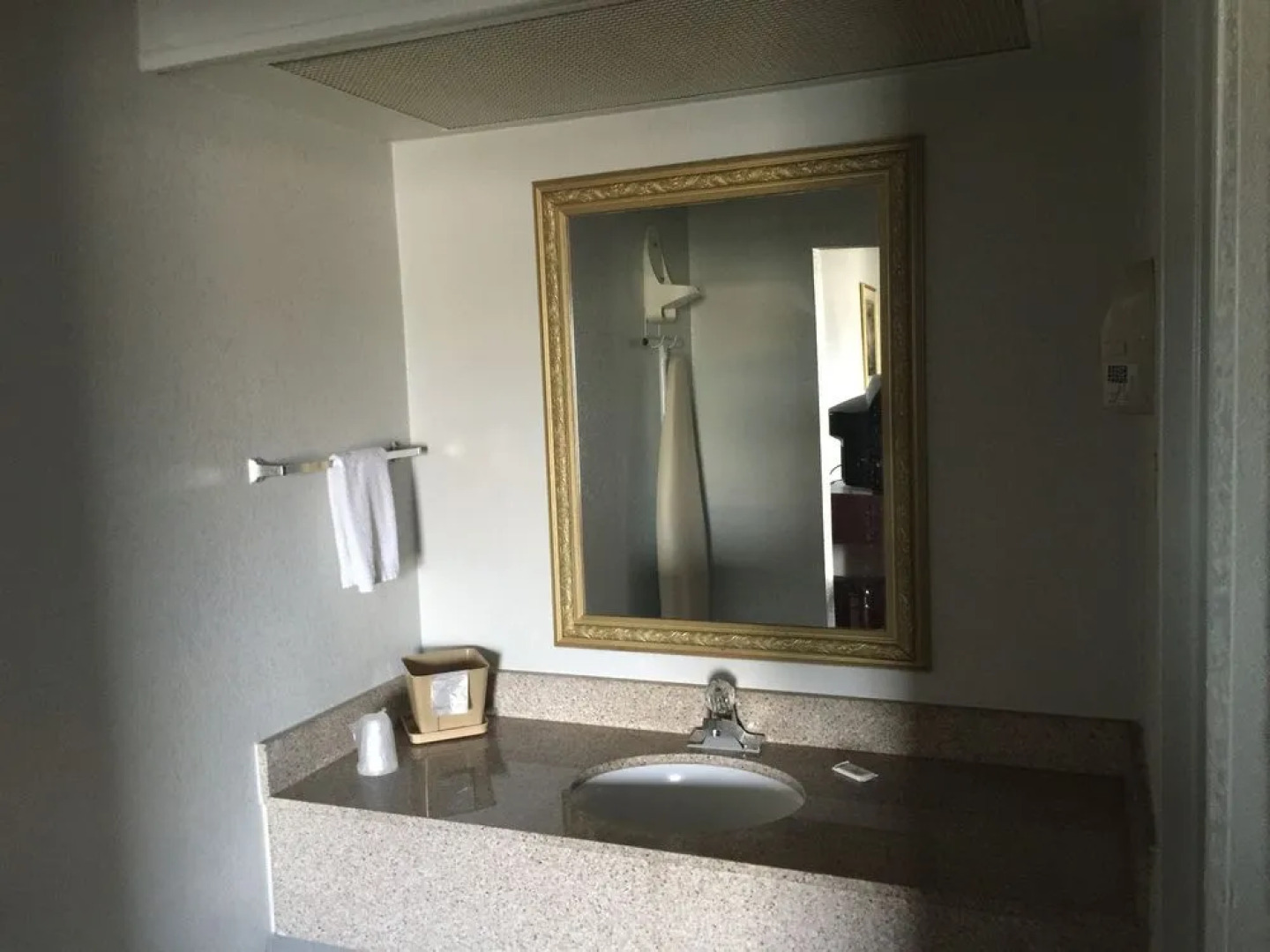 Red Carpet Inn & Suites - Muncie