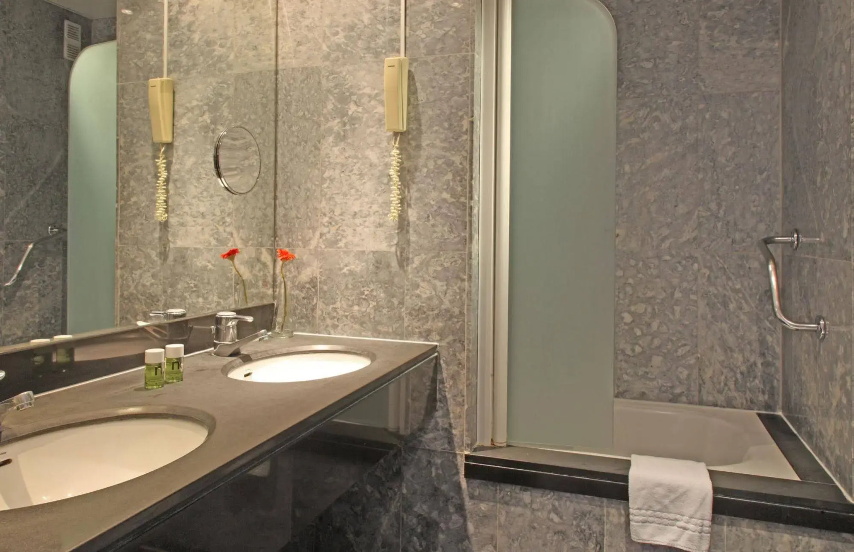 Chic & Basic Velvet Hotel