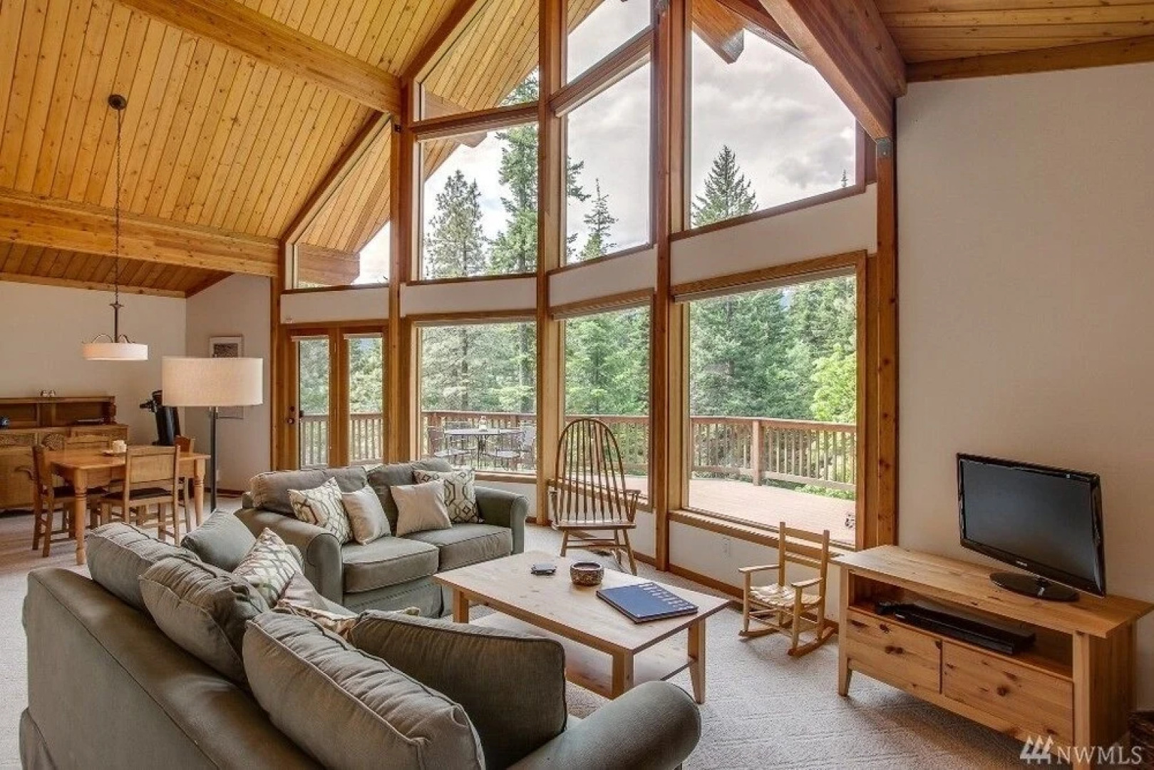 Timber View Lodge - Three Bedroom Home with Hot Tub