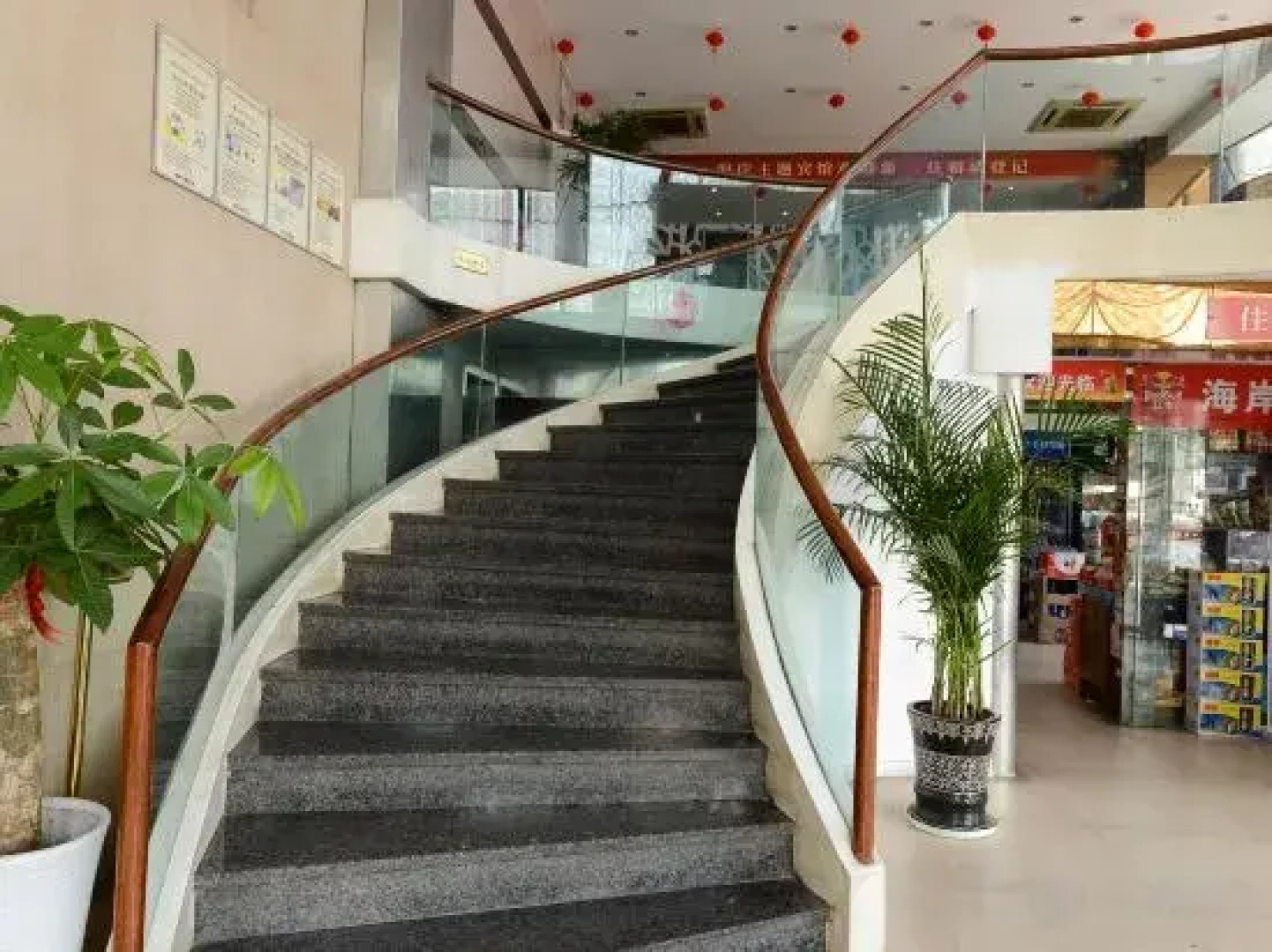 Jiujiang Coast Hotel (Happy City No.3 Middle School)