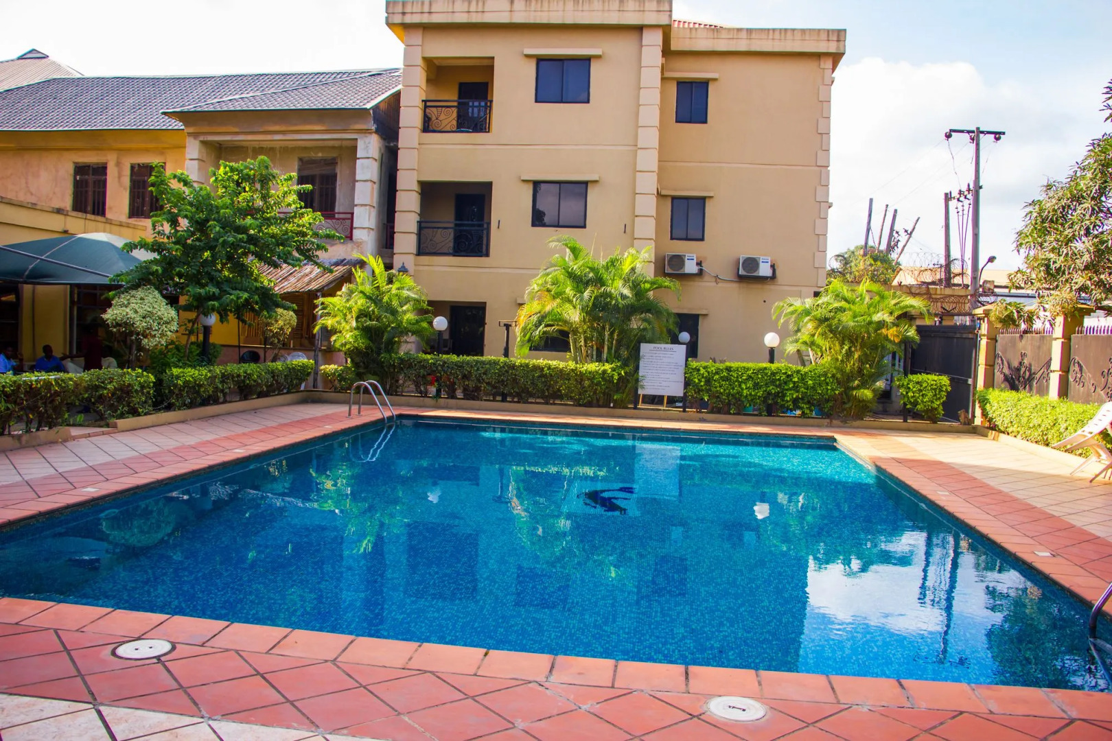 Dees Hotels, Apartments and Suites