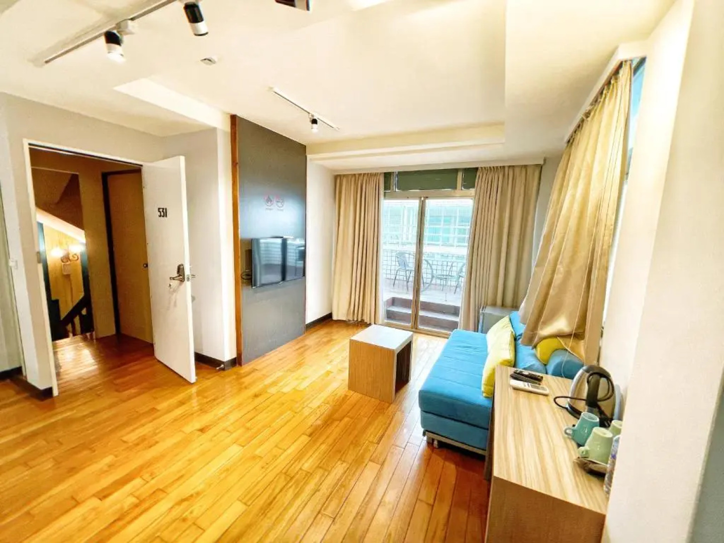 Breeze and Waves Hostel