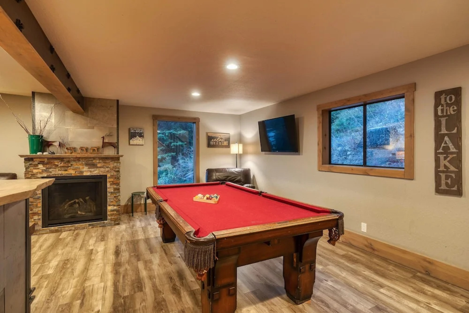 5BR 4BA Lake View Cabin by RedAwning