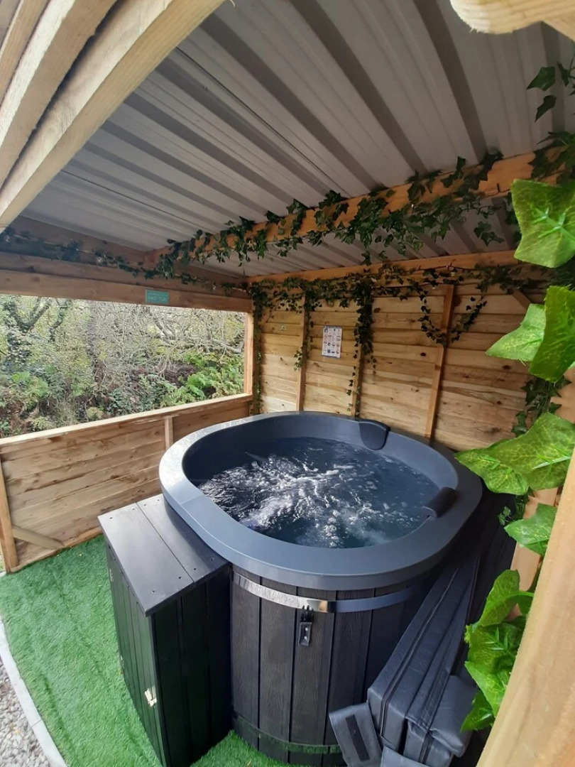 Min yr Afon - Cabin - Sleeps 2 - Hot Tub - Parking
