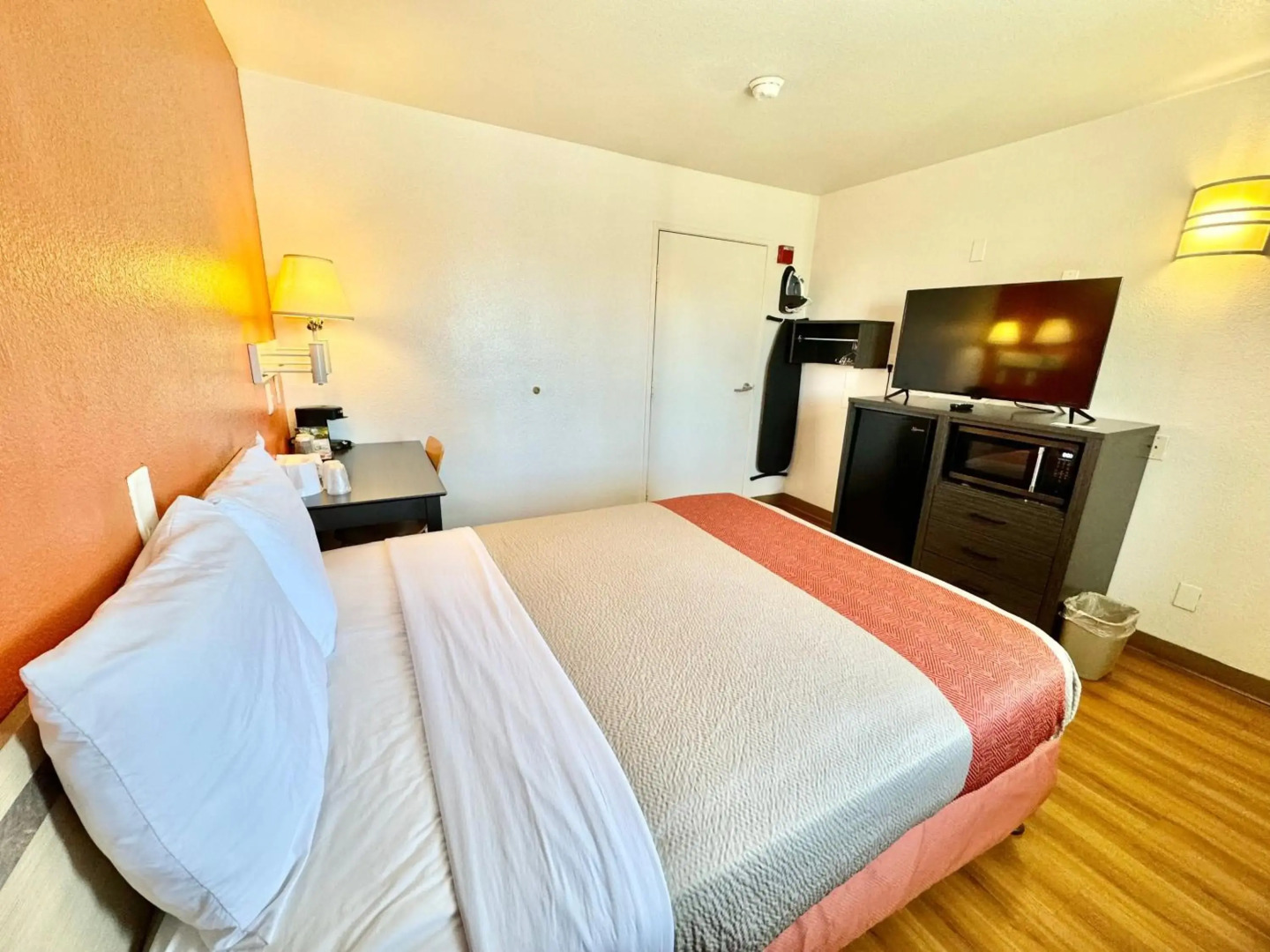 Motel 6 Bellflower, CA - Los Angeles