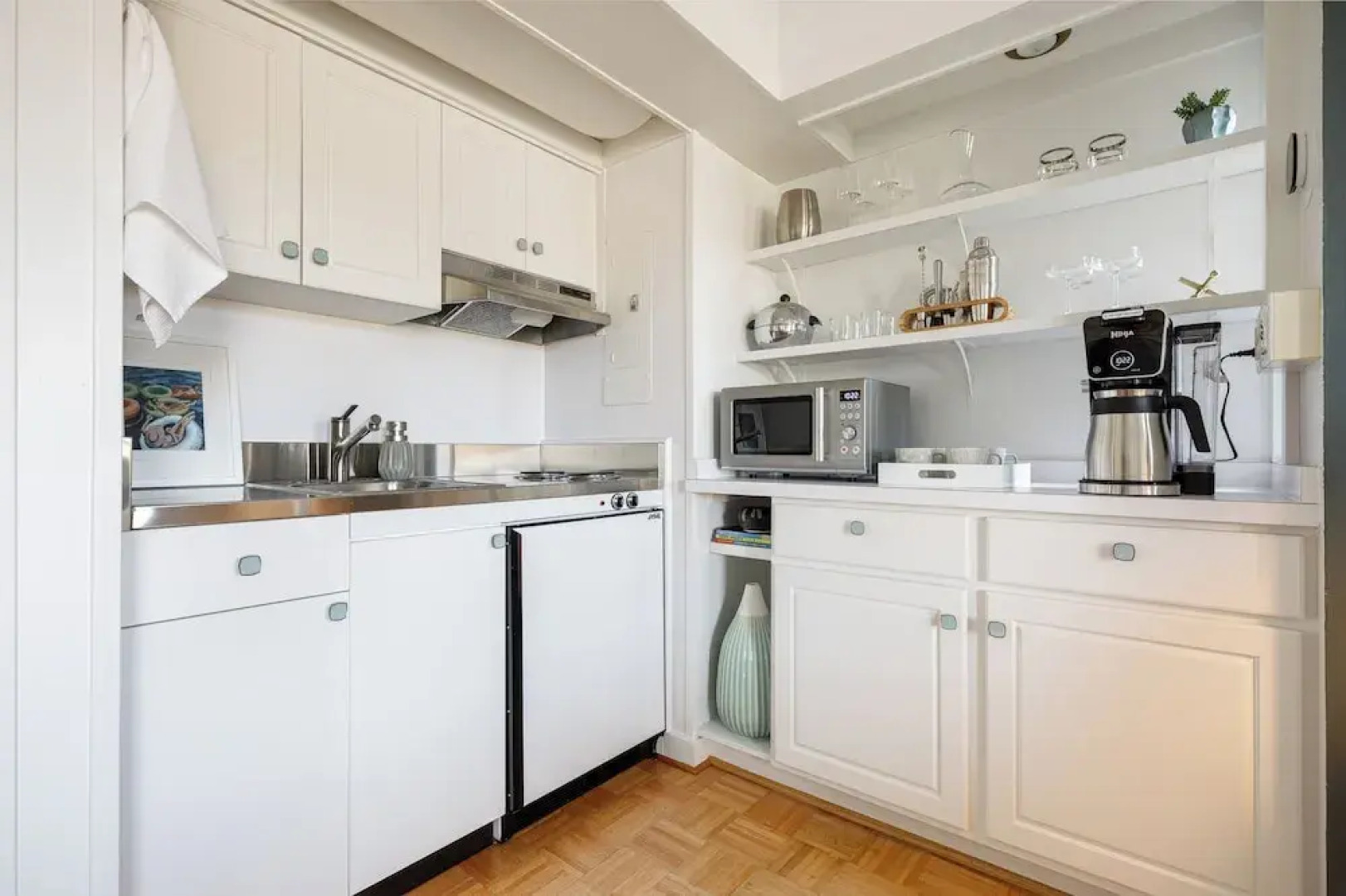 Glen Arbor Riverfront Retreat: Steps to Beach!