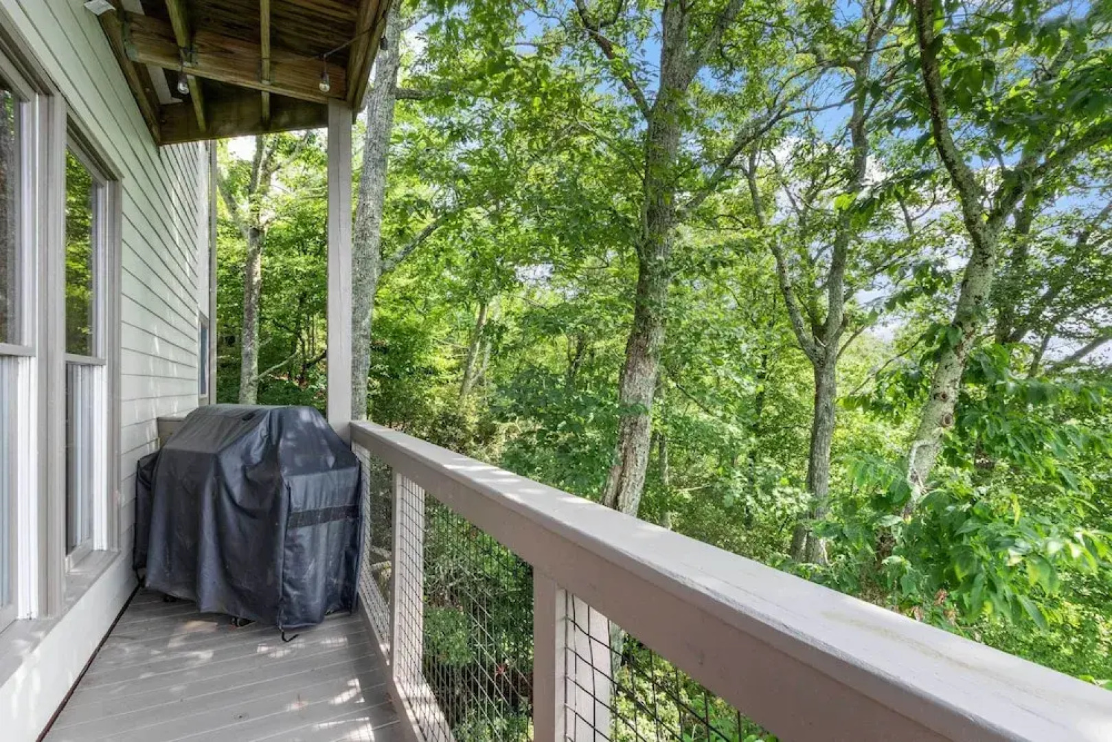 Hiking On-site: Mtn-view Burnsville Condo!