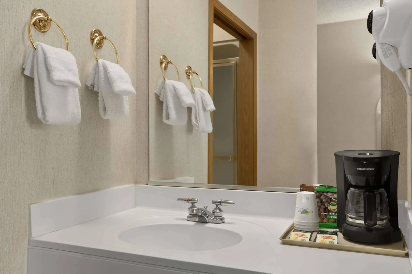 Howard Johnson Hotel & Suites by Wyndham Vancouver