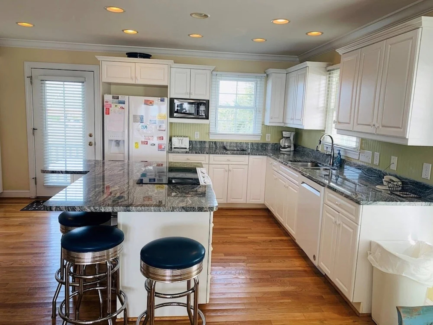 Sweet Dreams Private  4 Bedroom Home by RedAwning