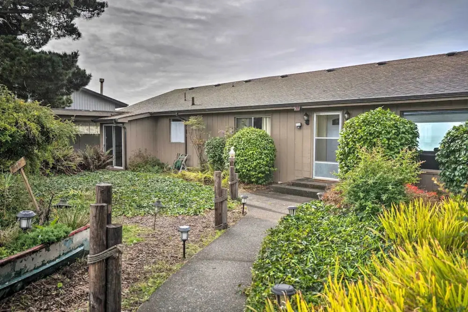 Serenity By The Sea - Chic Oceanfront Home w/ Deck