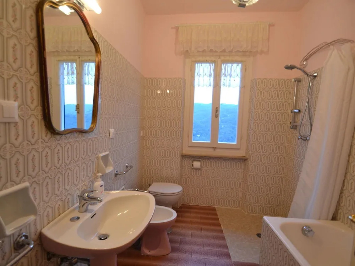 Villa in the Tuscan Hills: Relax in a Magnificent Landscape