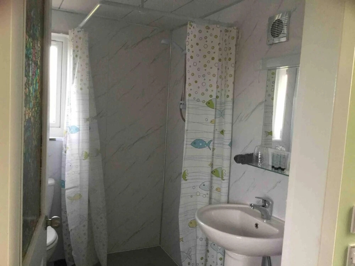 Green Yurt With Hot Tub - Sleeps 3, Parking & Wifi