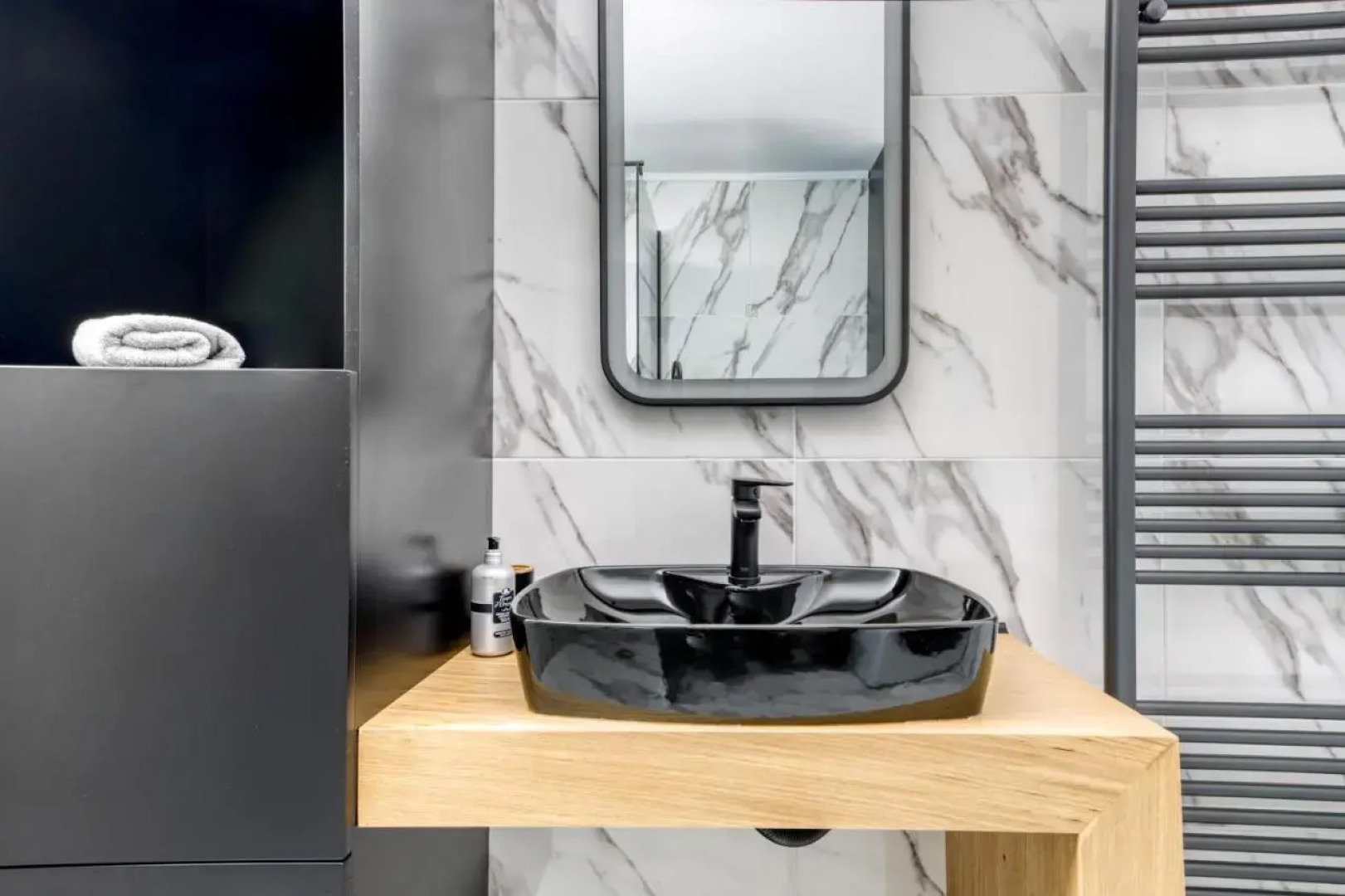 Spacious flat with courtyard and private parking!