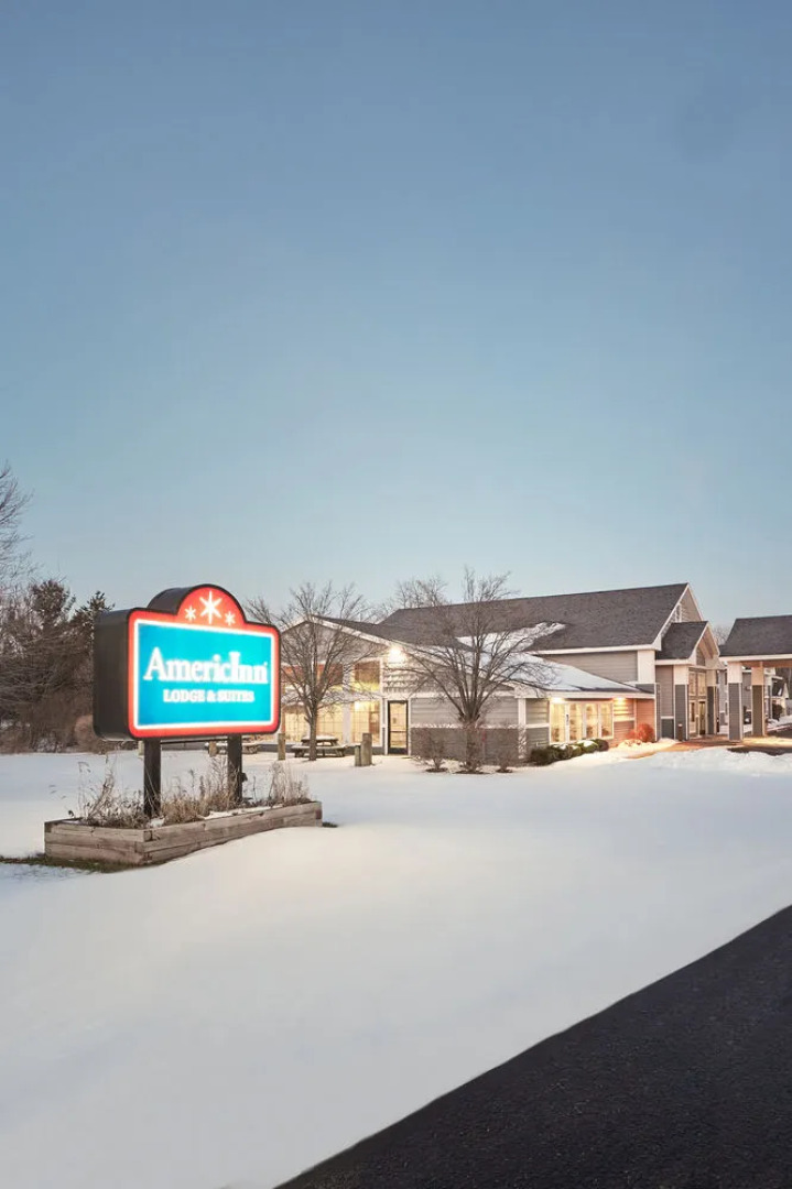 AmericInn Lodge & Suites Saugatuck — Douglas
