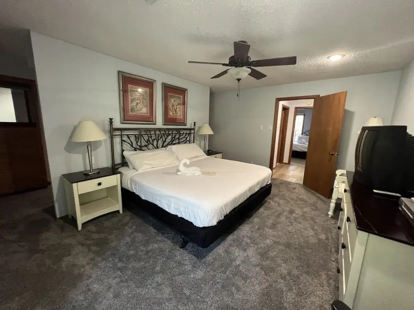 Forest view, log-sided two bedroom, two bath condo on Lake Ouachita. by RedAwning