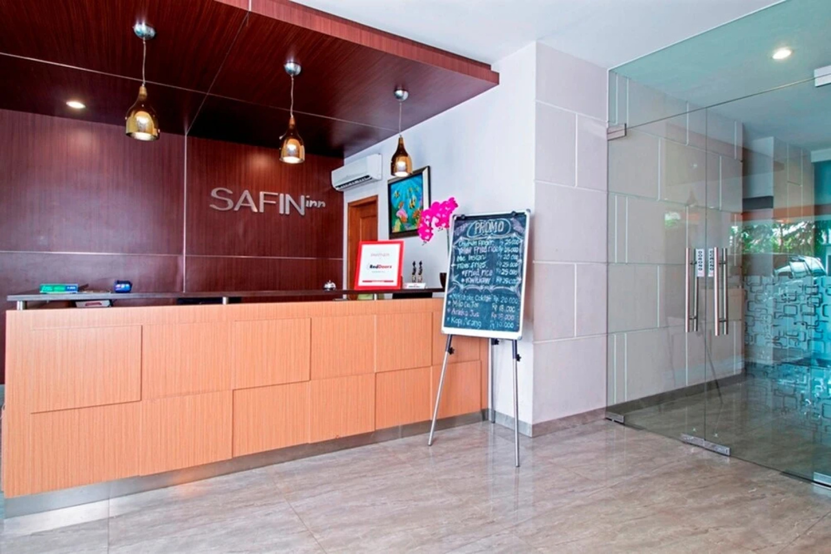 RedDoorz Plus Near ITC Fatmawati