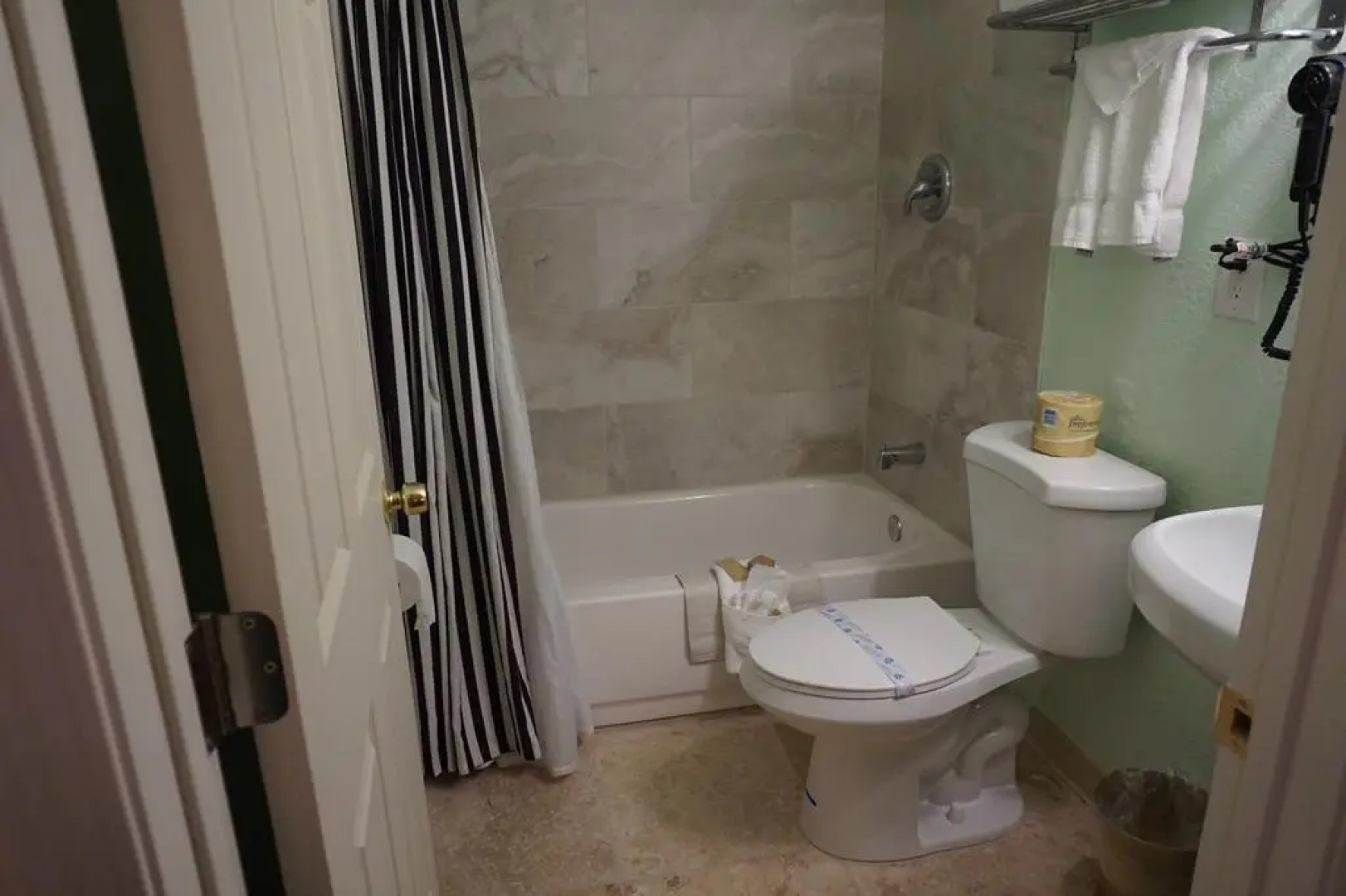 Eagle Crater Lake Inn