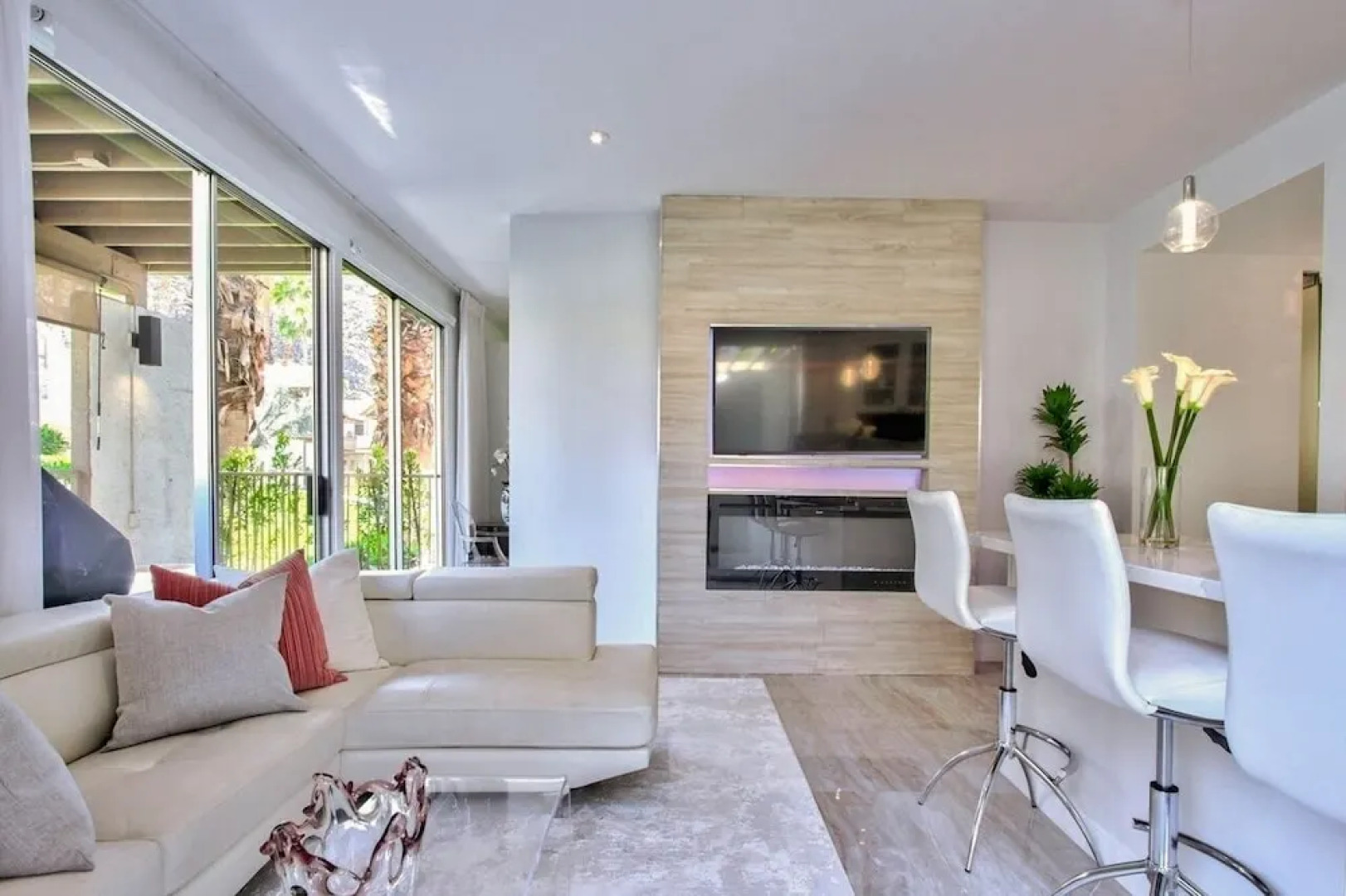 78155c37 1 Bedroom Condo