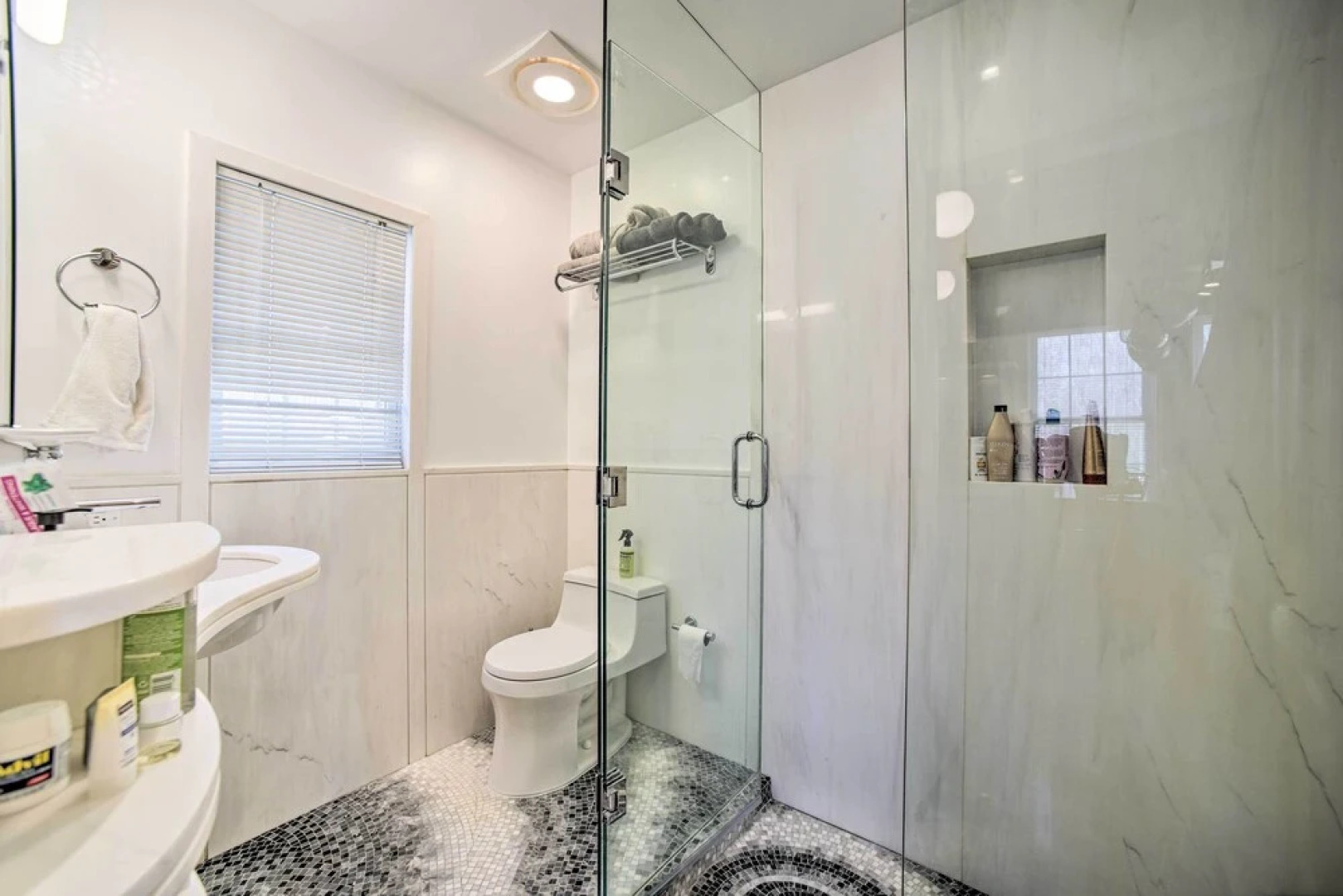 Charming Cottage w/ Yard - 2 Mi to Tinker St!