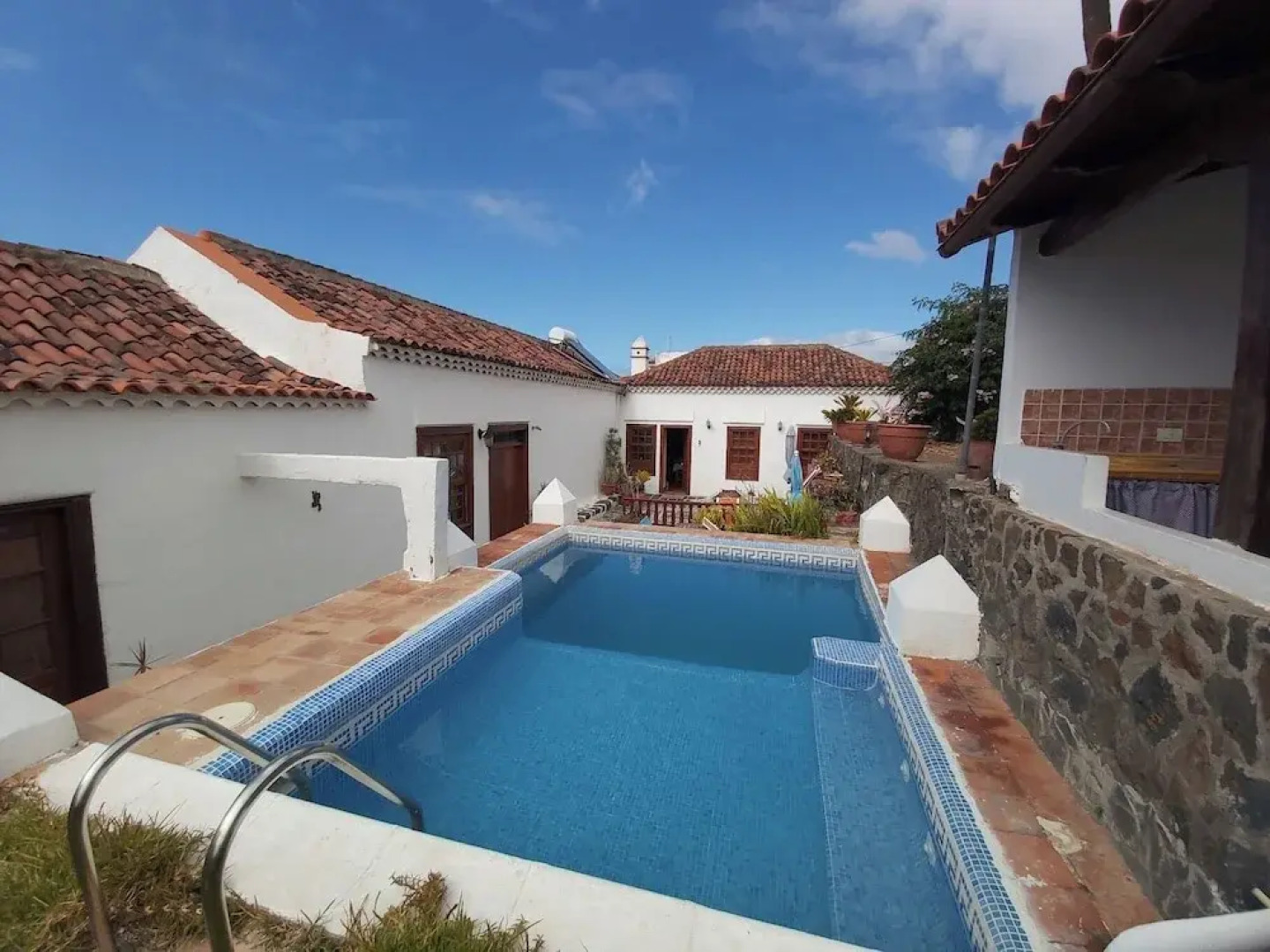 Villa-sleeps4-parking-garden-pool-nearairport
