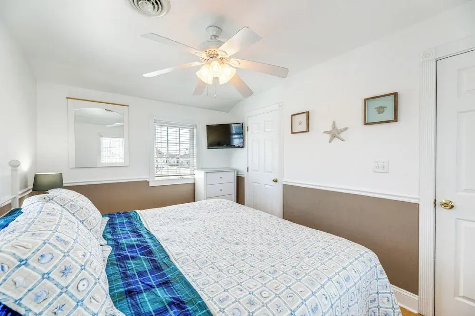Steps to Shore: Newly Renovated Dewey Beach Home!