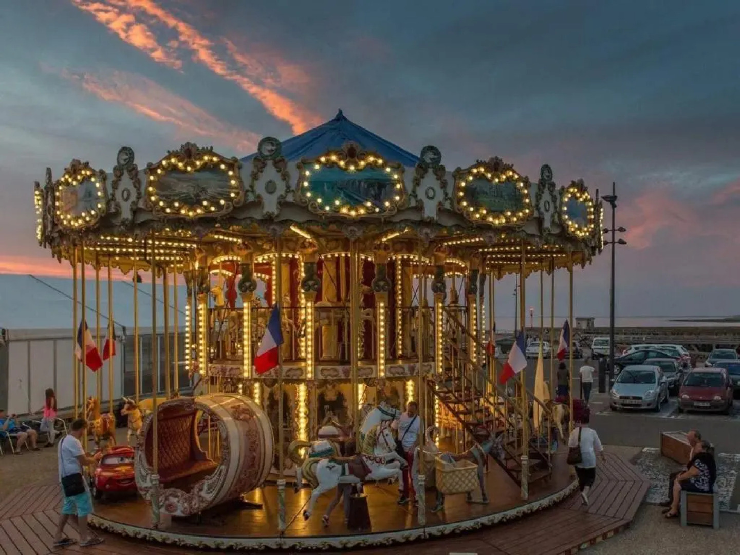 IDÉALEMENT SITUÉ "LE STUDIO" Les Locations ISAHORA sont aussi à 2 pas du Château d'Eu, des Falaises du Tréport, de MERS les Bains et aux portes de la BAIE DE SOMME