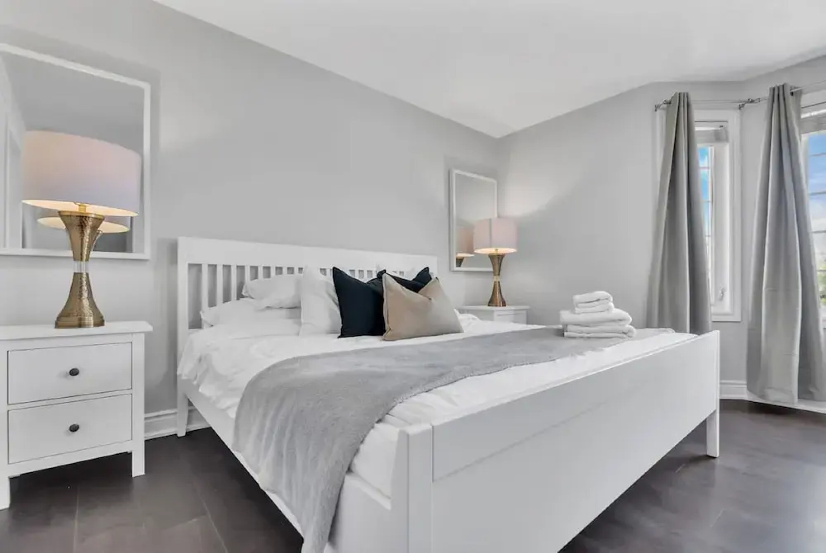 High-ceiling Home Relaxing Patio in Waterloo