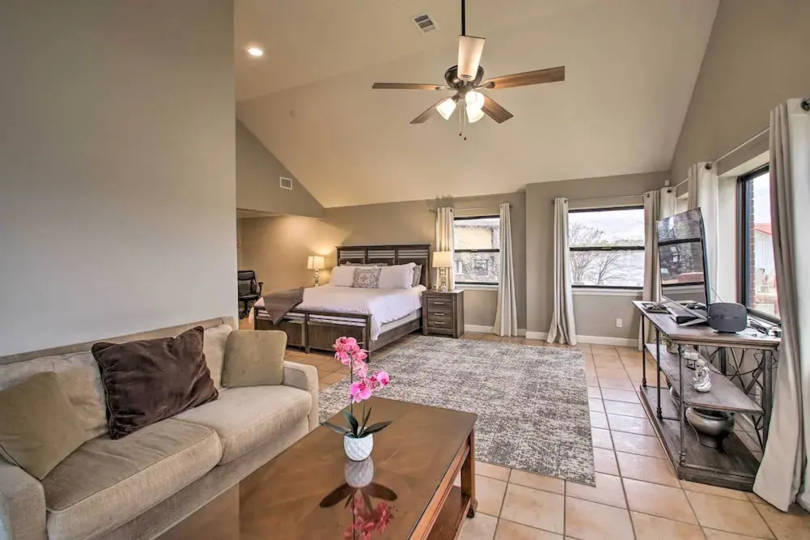 Lakefront Gem w/ Docks in Hot Springs!