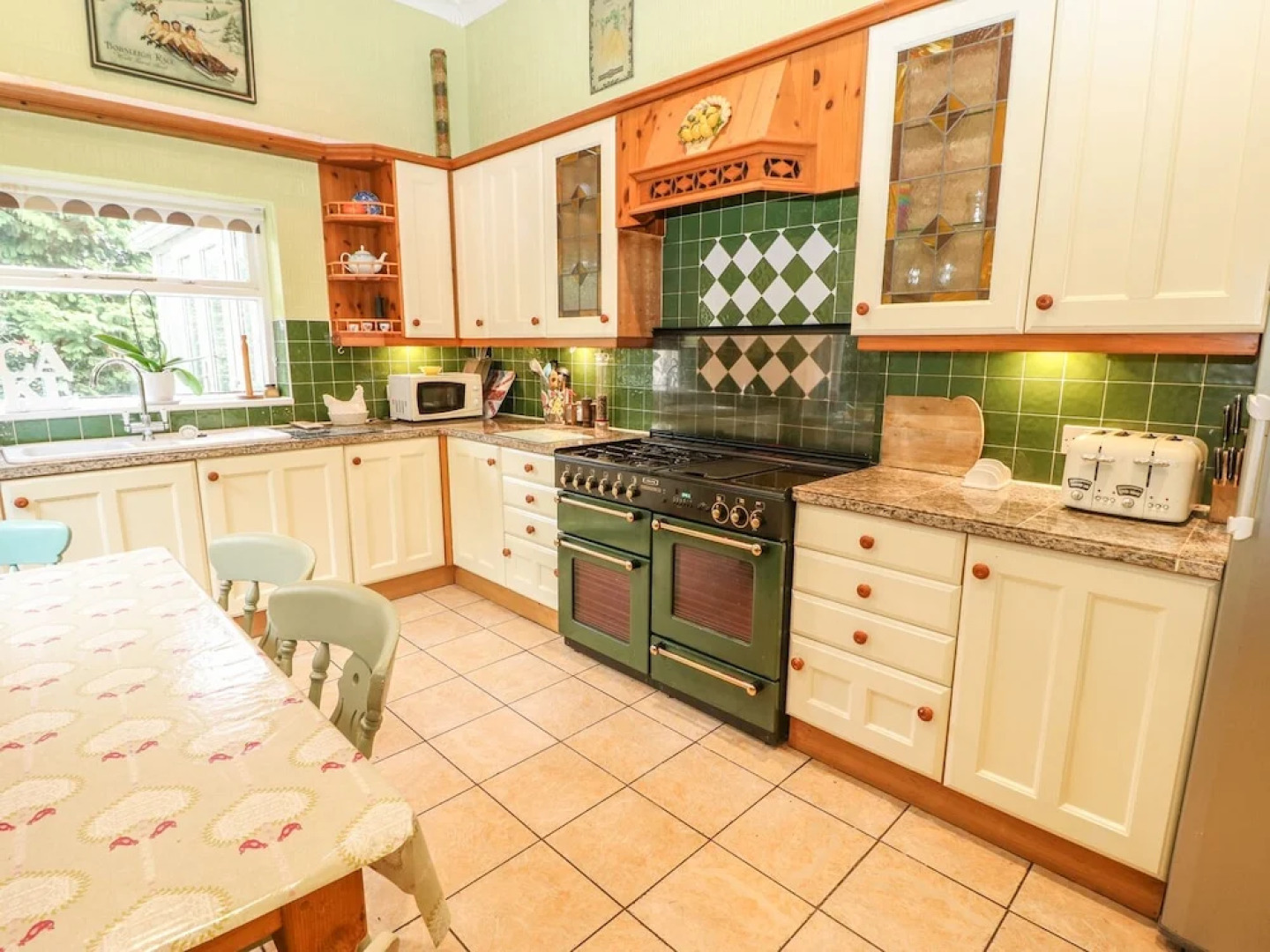 Lyndhurst, Brighouse