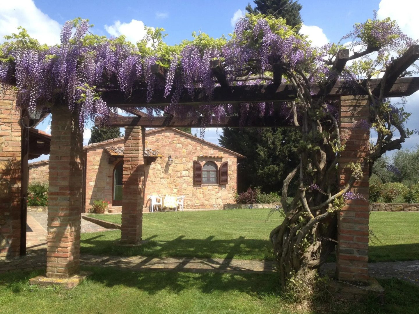 Romola Retreat: Tuscan Escape