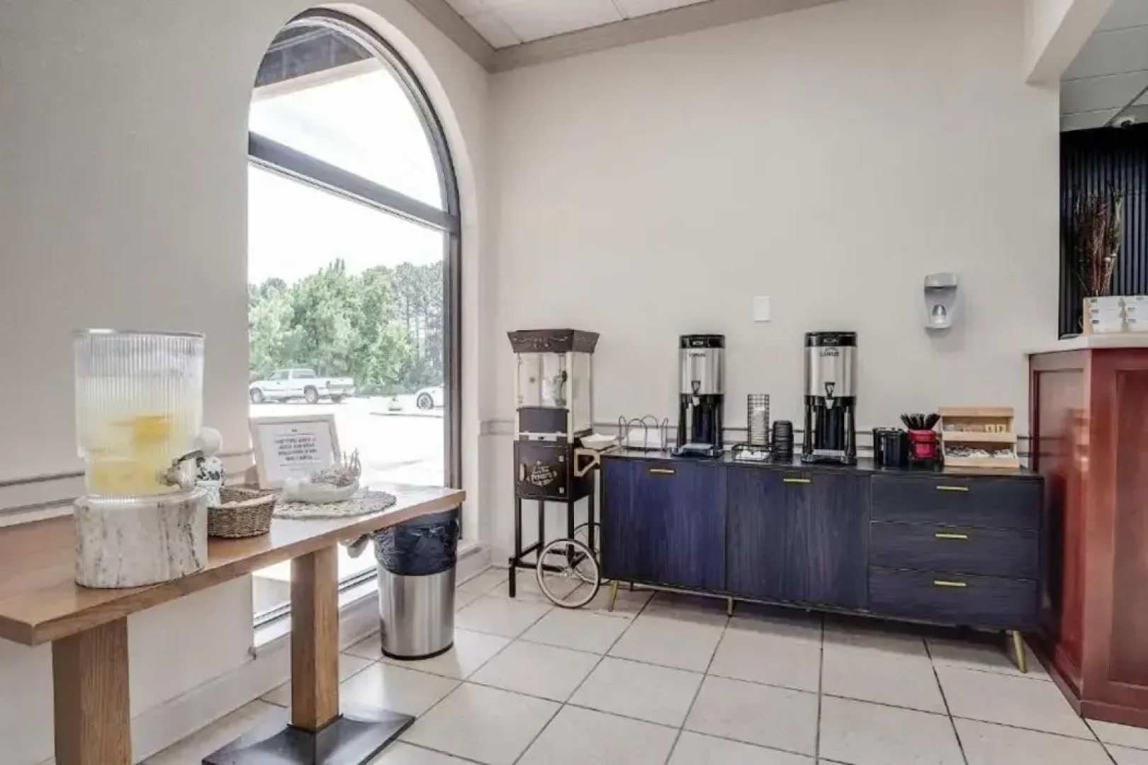 Cottonwood Suites Savannah Hotel & Conference Center