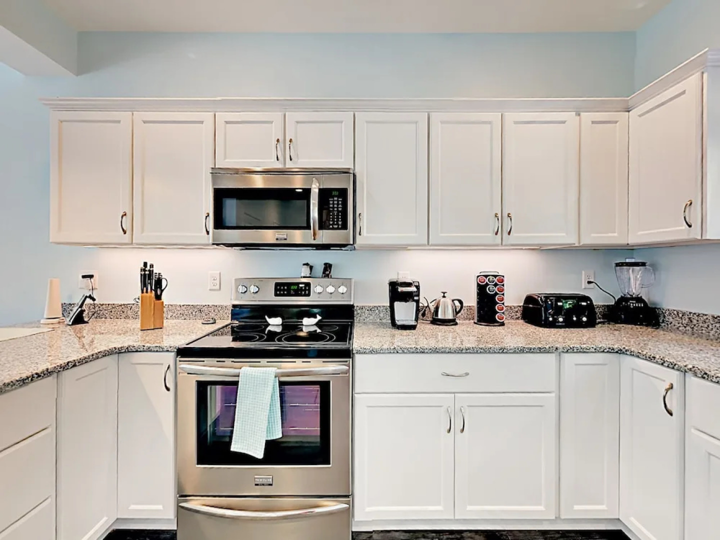 1976 Portland Road Cottage Unit 3 Porpus Place 2 Bedrooms 2 Bathrooms