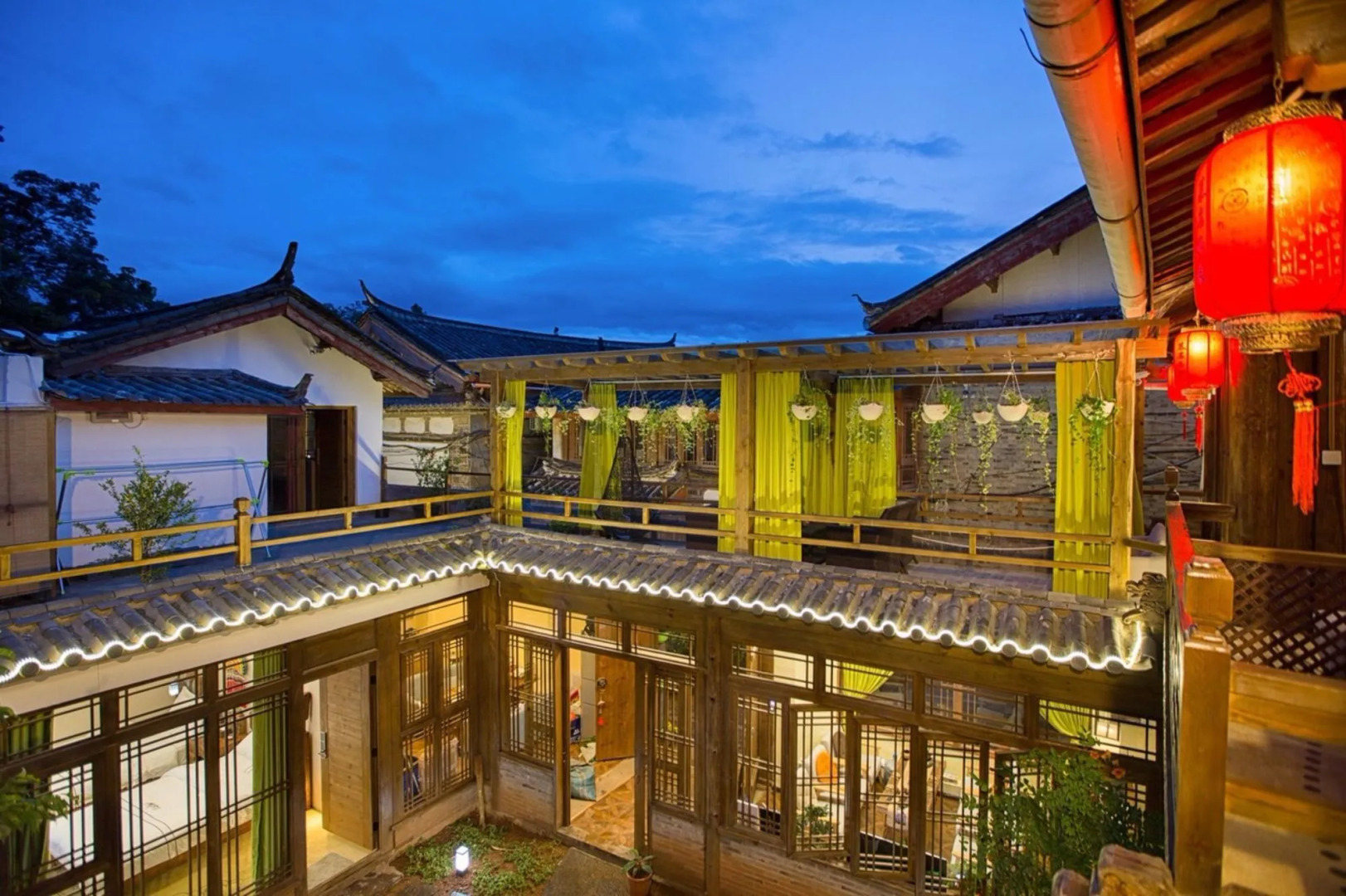 Lijiang Hua Qian Yue Xia Inn