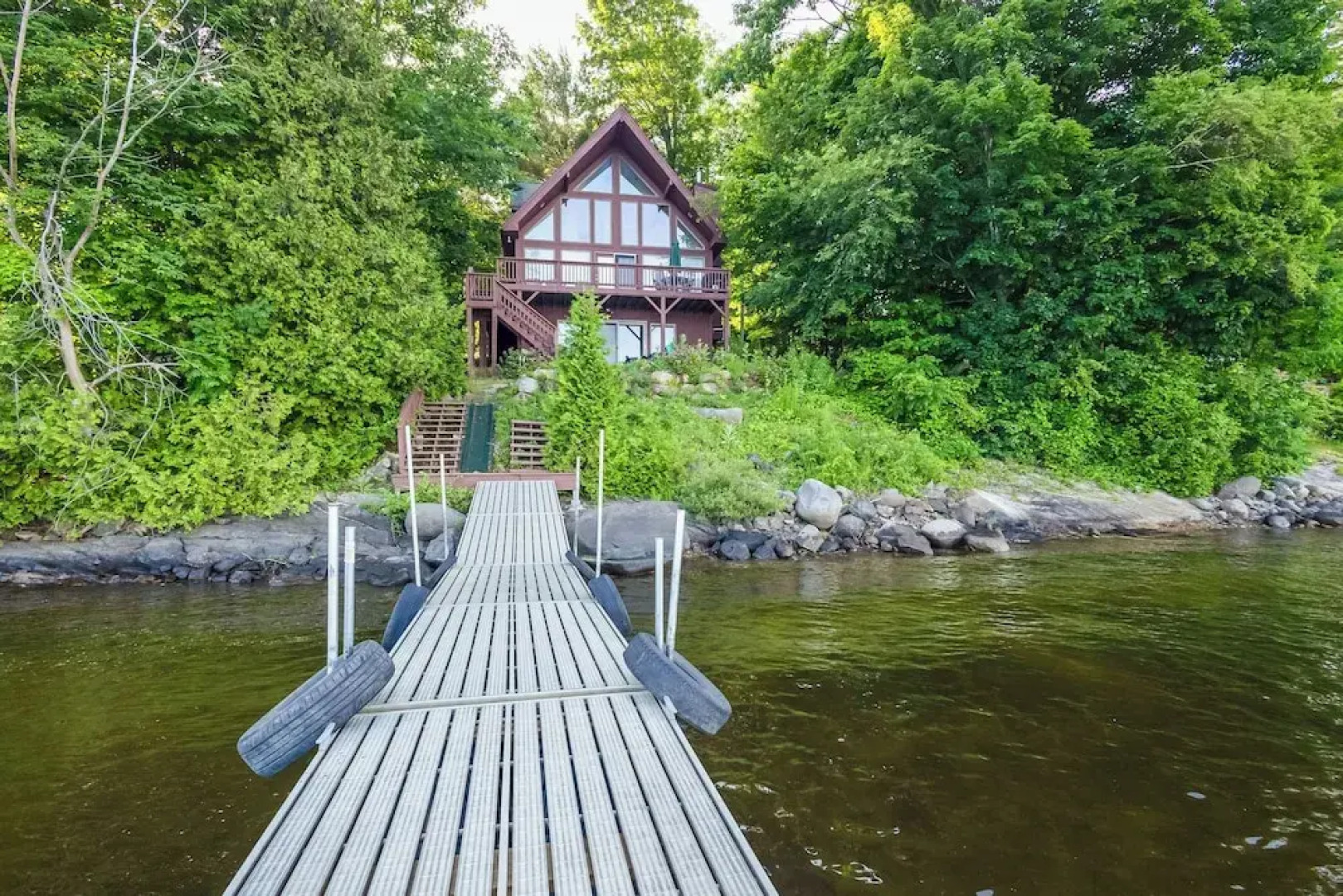 'sweet Serenity' Schroon Lake Family Retreat!