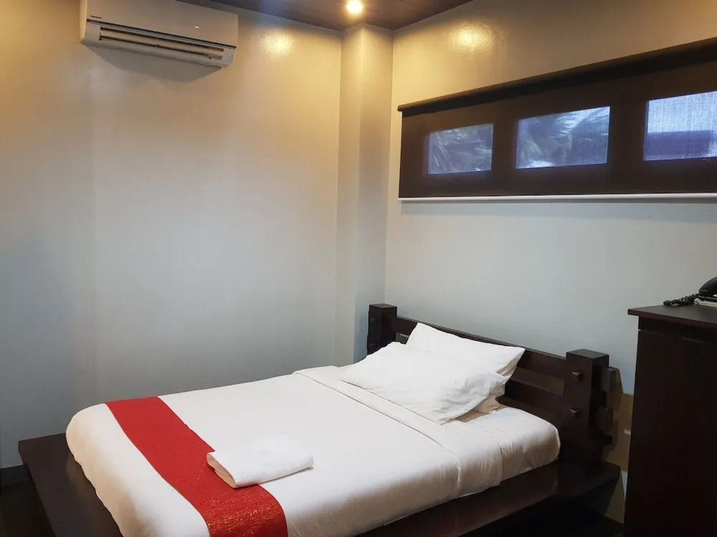 La Jenns Hotel and Resto Grill