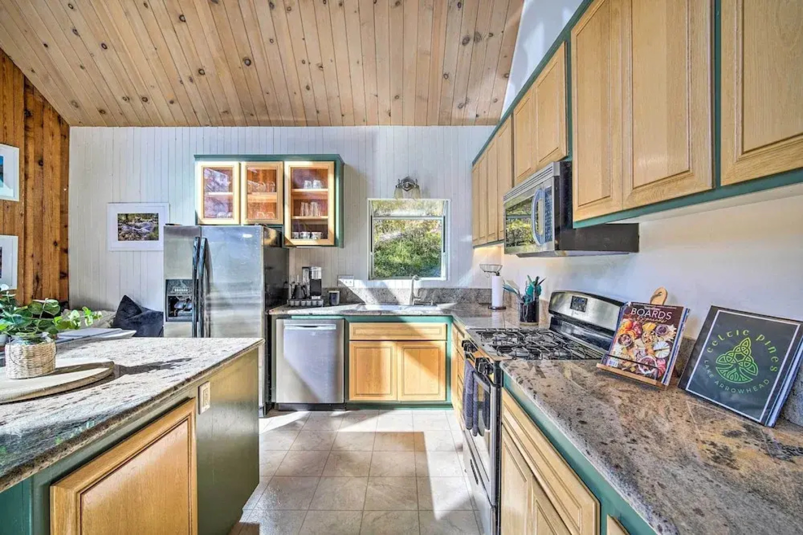 Lake Arrowhead Cabin w/ Game Room + Hot Tub!