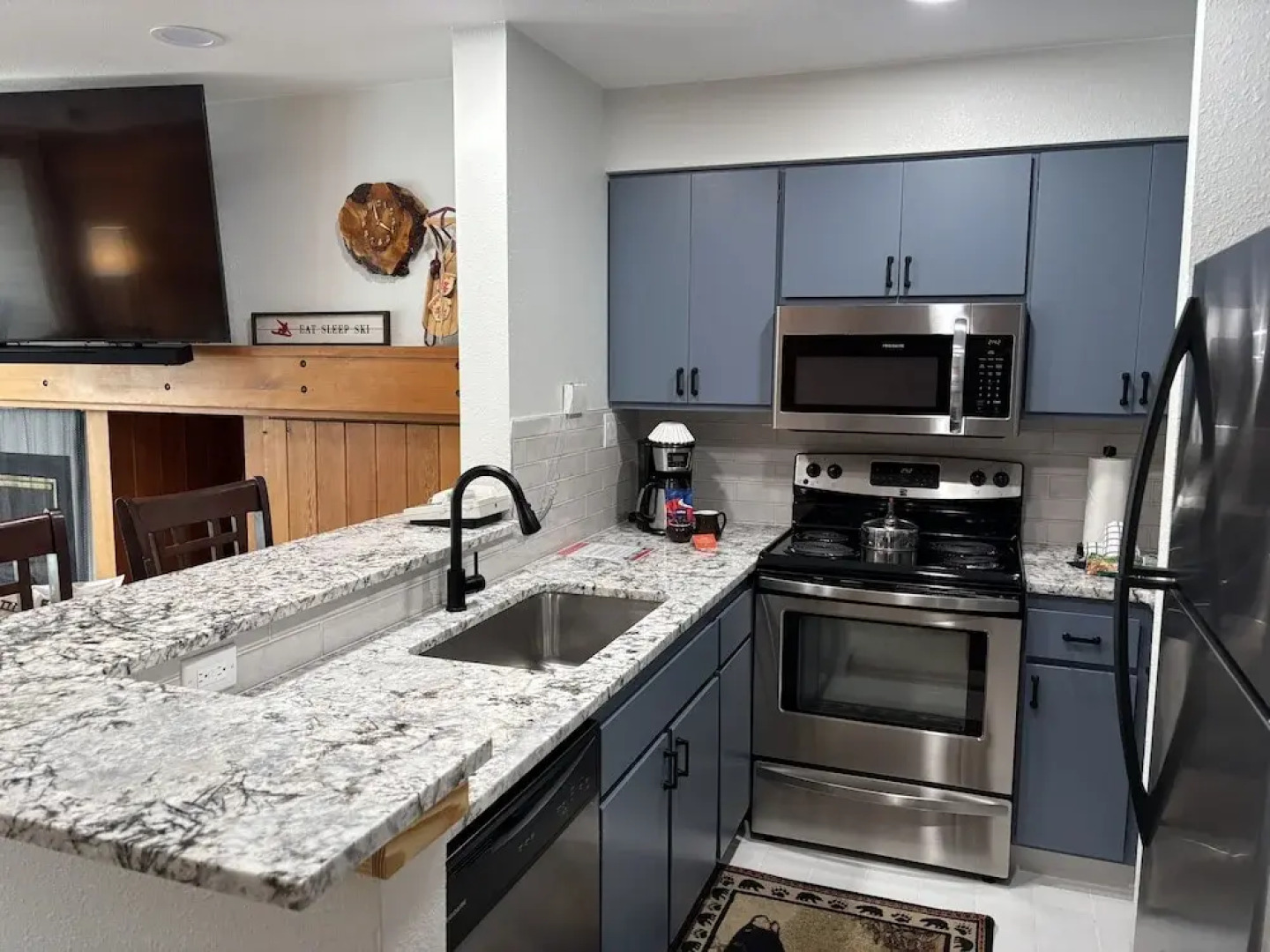 Studio In Lakeside Village, Updated Kitchen & Bath Apts