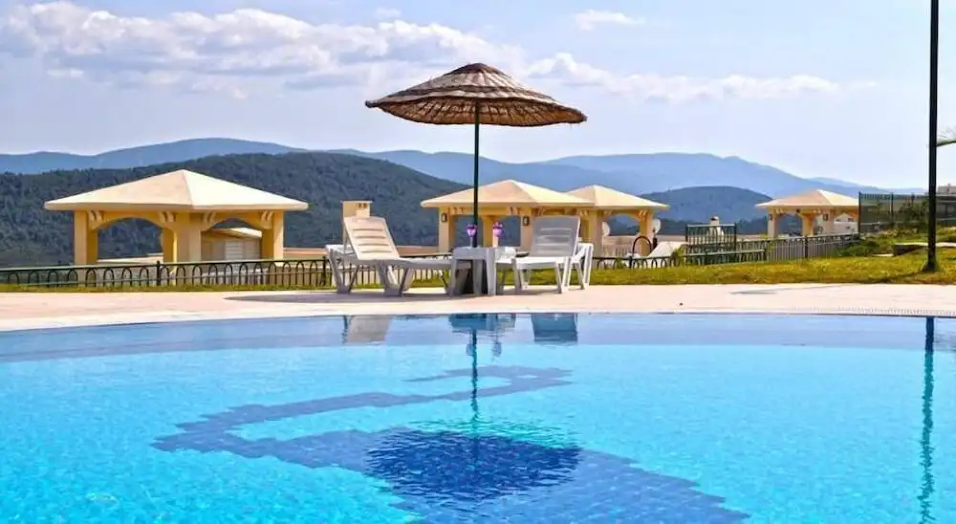 1 Bedroom Apartment Lake View 5 by Likya Global