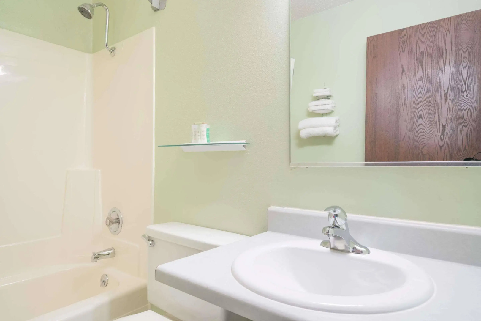 Super 8 by Wyndham Fargo/I-29/West Acres Mall